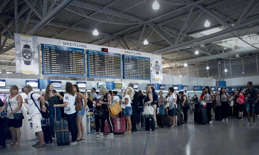 Καμπανάκι ο συνωστισμός σε αεροδρόμια και λιμάνια